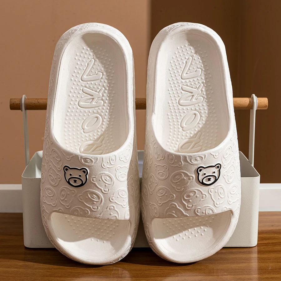 Cute Bear Cartoon Slippers – Unisex Soft Indoor/Outdoor Summer Sandals | شباشب كرتونية بطبعة دب لطيف – صيفية مريحة للرجال والنساء، للاستخدام الداخلي والخارجي