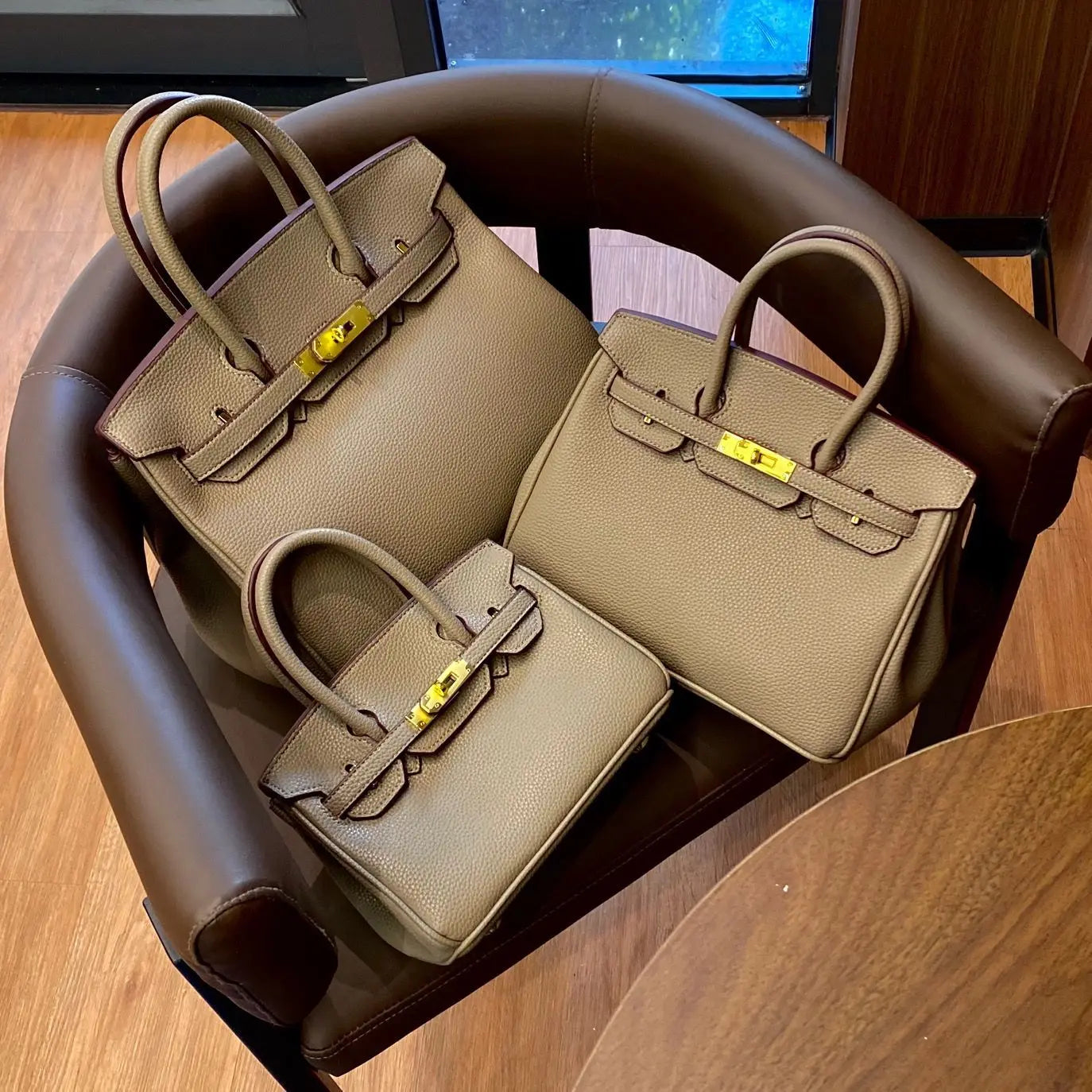 New Platinum Style Women’s Handbag – Large Capacity