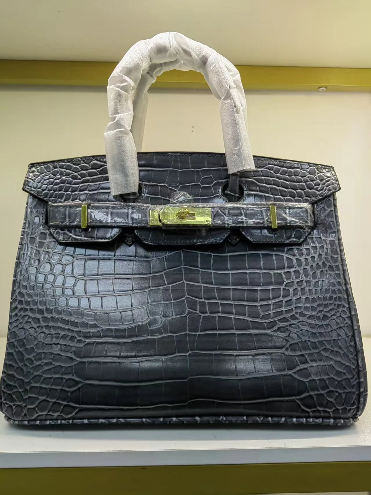 2026 New Model Crocodile Pattern Platinum Handbag – Gold Buckle