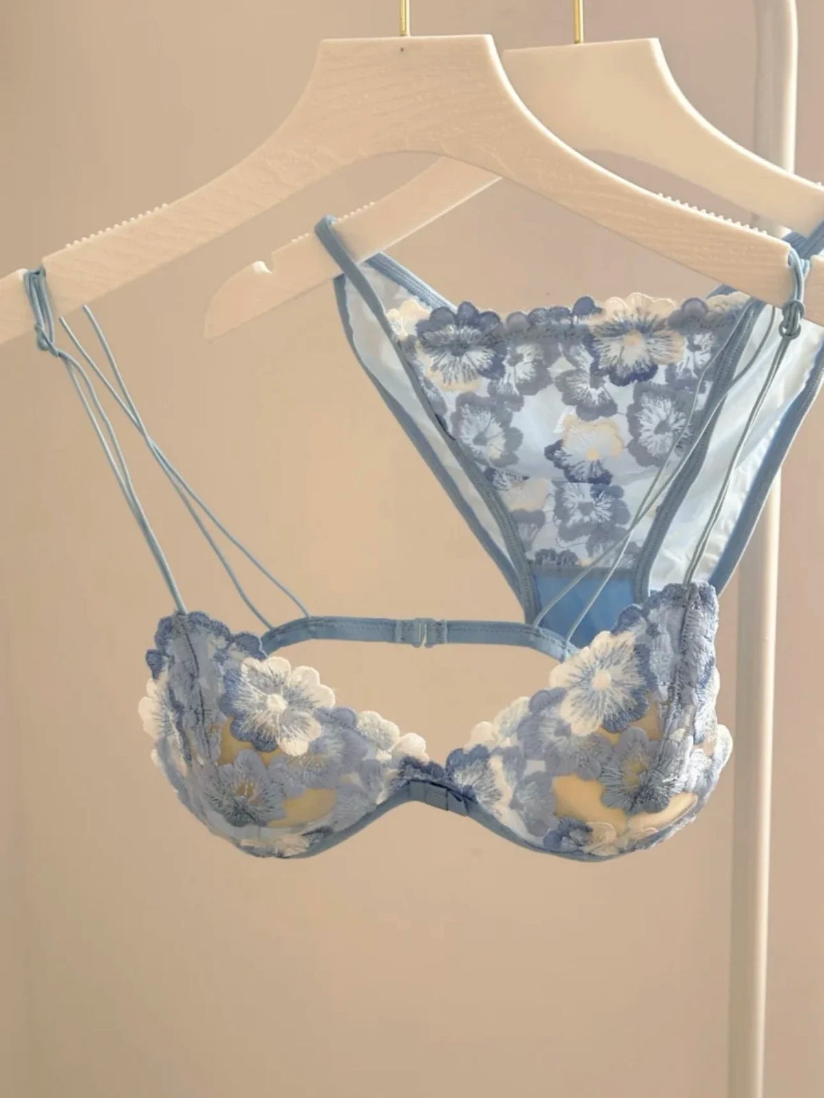 French Style Triangle Cup Bralette Embroidered Lace Wireless Hollow Out Pure Desire Lingerie Set CA MOYISU Lingerie Sensual Set