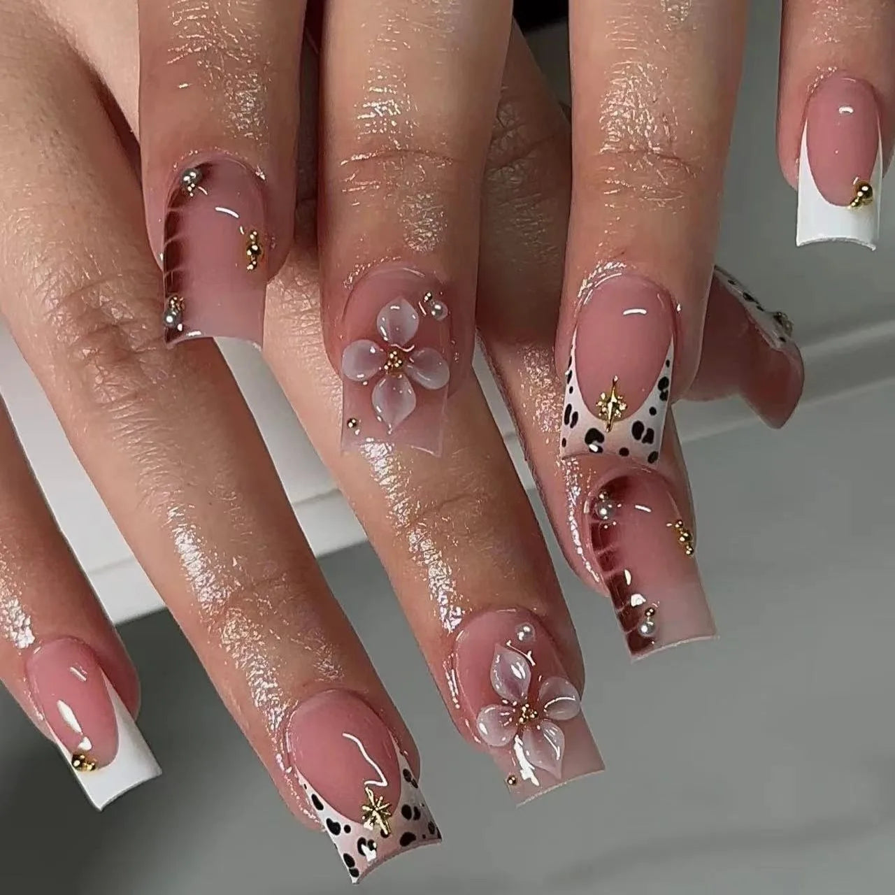 24Pcs Mid-length Fake Nails with Glue Wearable Glitter Press on Nail Detachable French Sweet Butterfly Acrylic Nail Manicure Tip