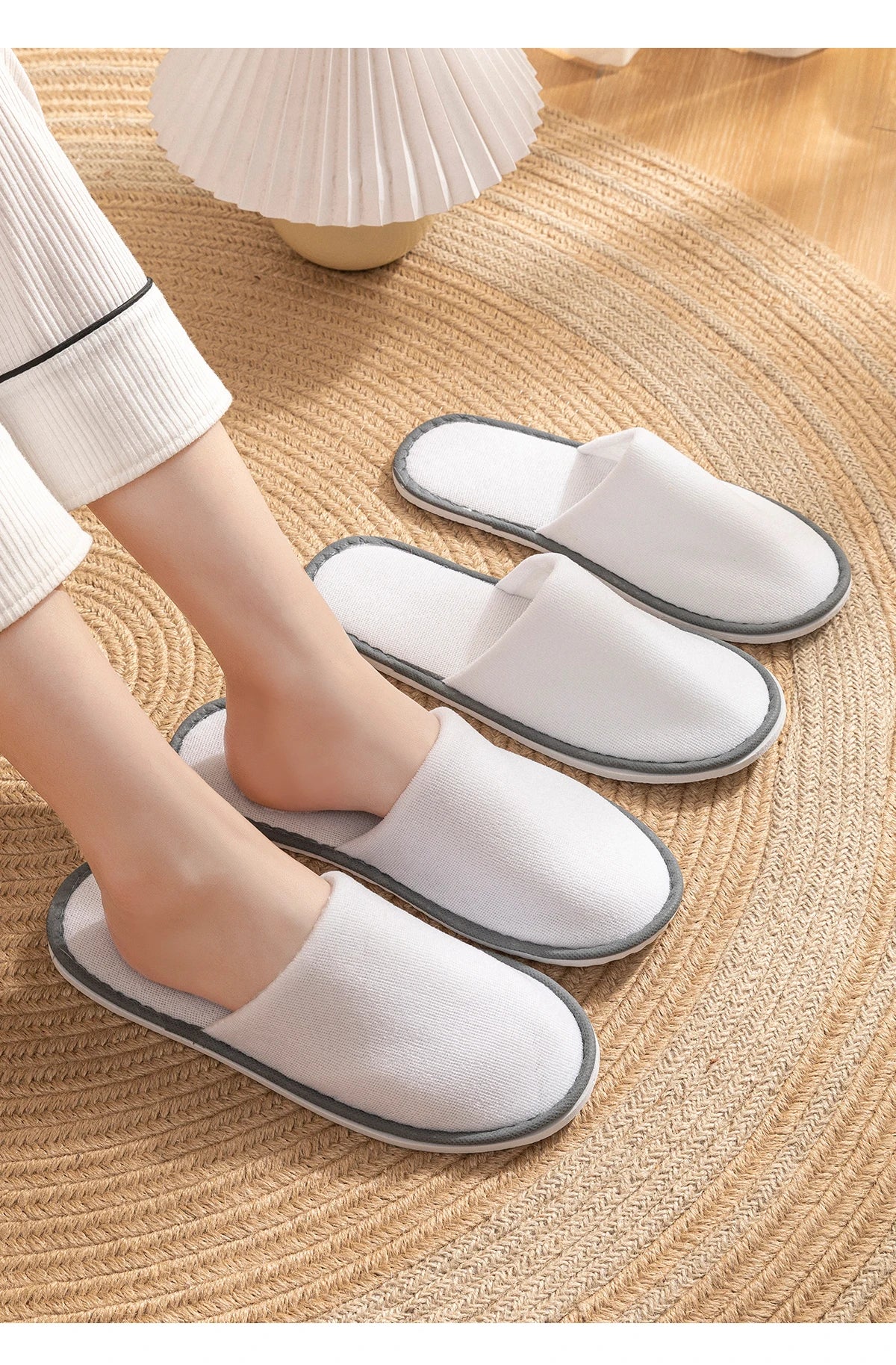 5-Pack Disposable Hotel Slippers – White, Closed-Toe, Non-Slip Bathroom Use | طقم 5 شباشب فندقية للاستعمال مرة واحدة – بيضاء، مغلقة من الأمام، مانعة للانزلاق