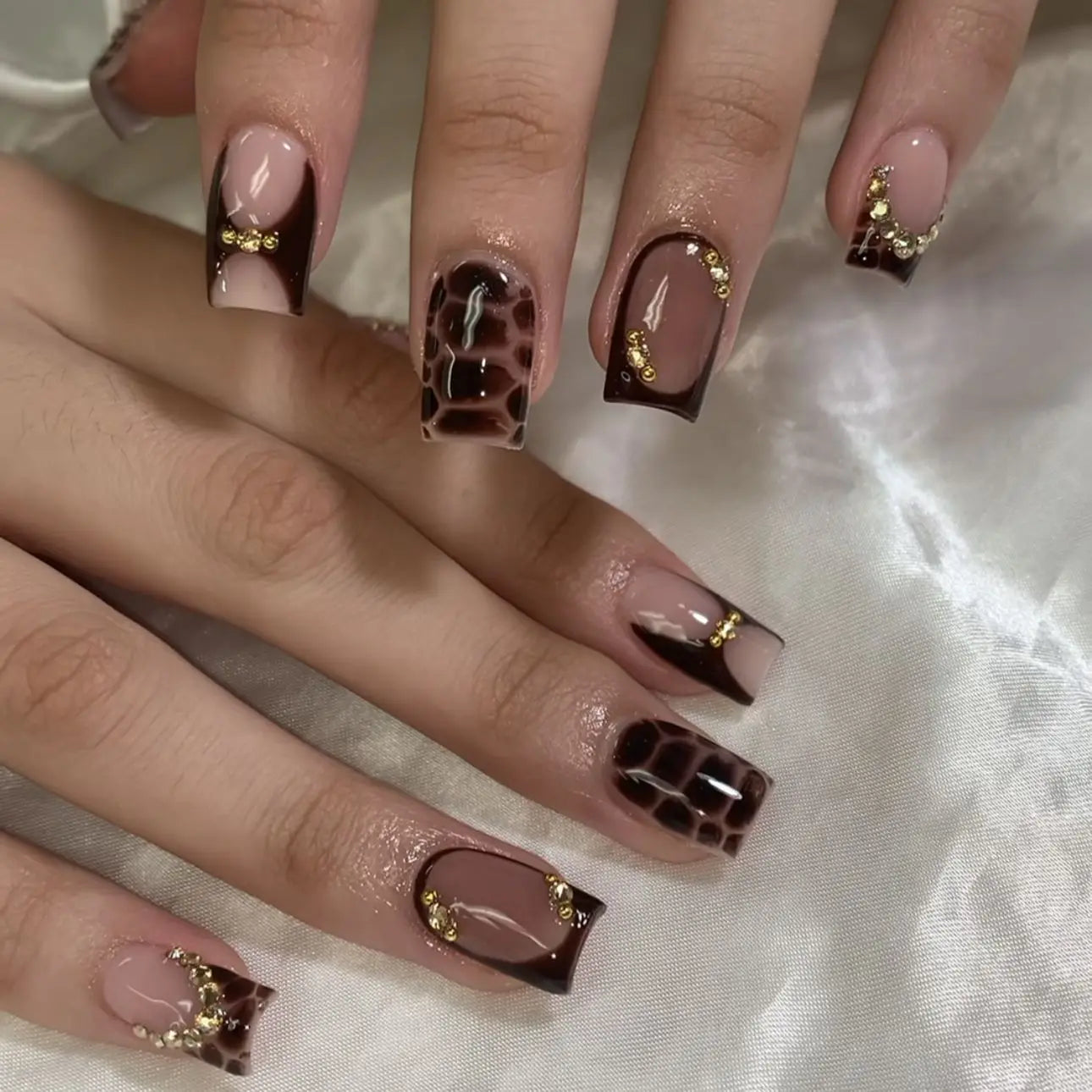 24Pcs Mid-length Fake Nails with Glue Wearable Glitter Press on Nail Detachable French Sweet Butterfly Acrylic Nail Manicure Tip