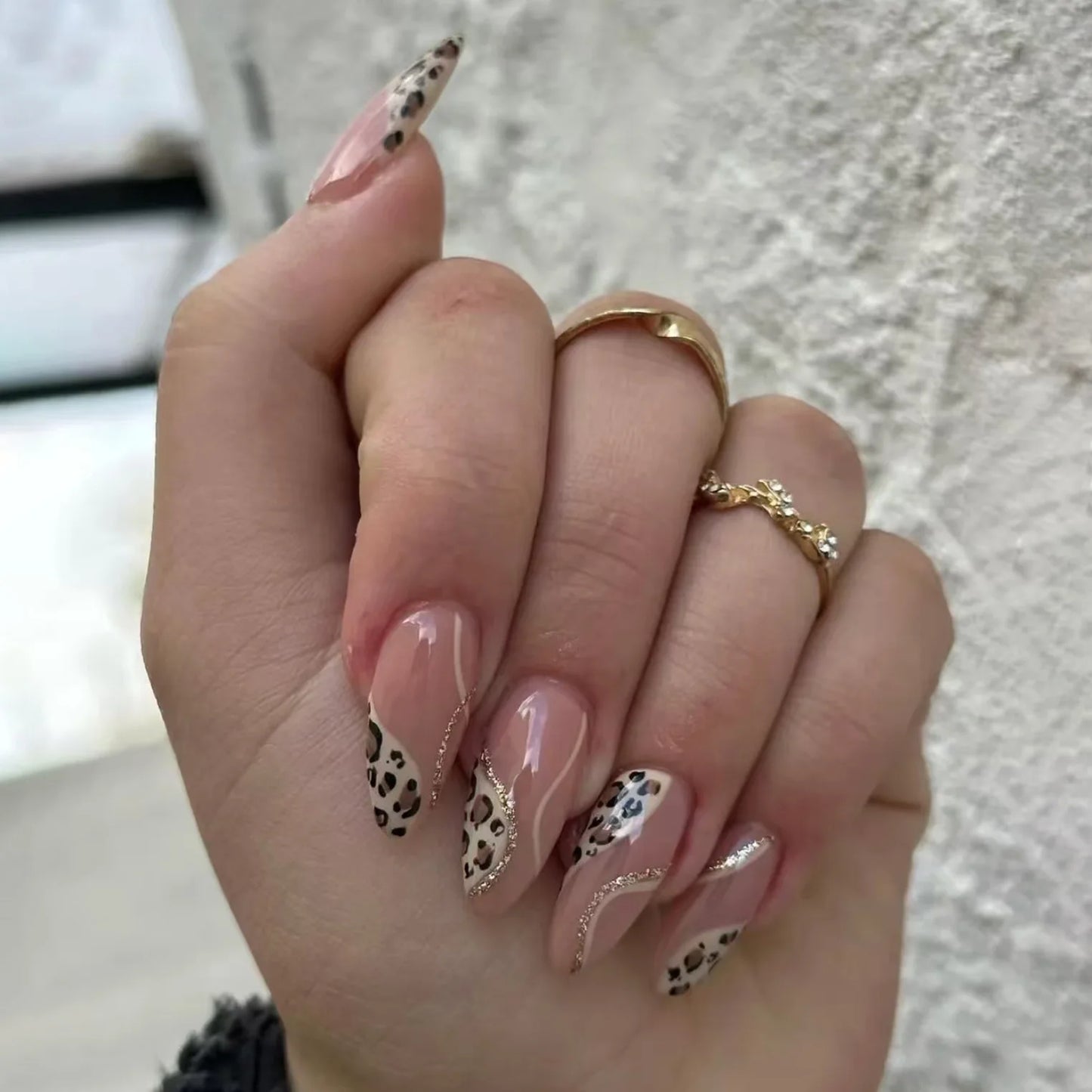24pcs Tiger Stripe Pattern Press on Nails Blush Gradient Almond Manicure Simple Fashion Short Fake Nails Round Head False Nail