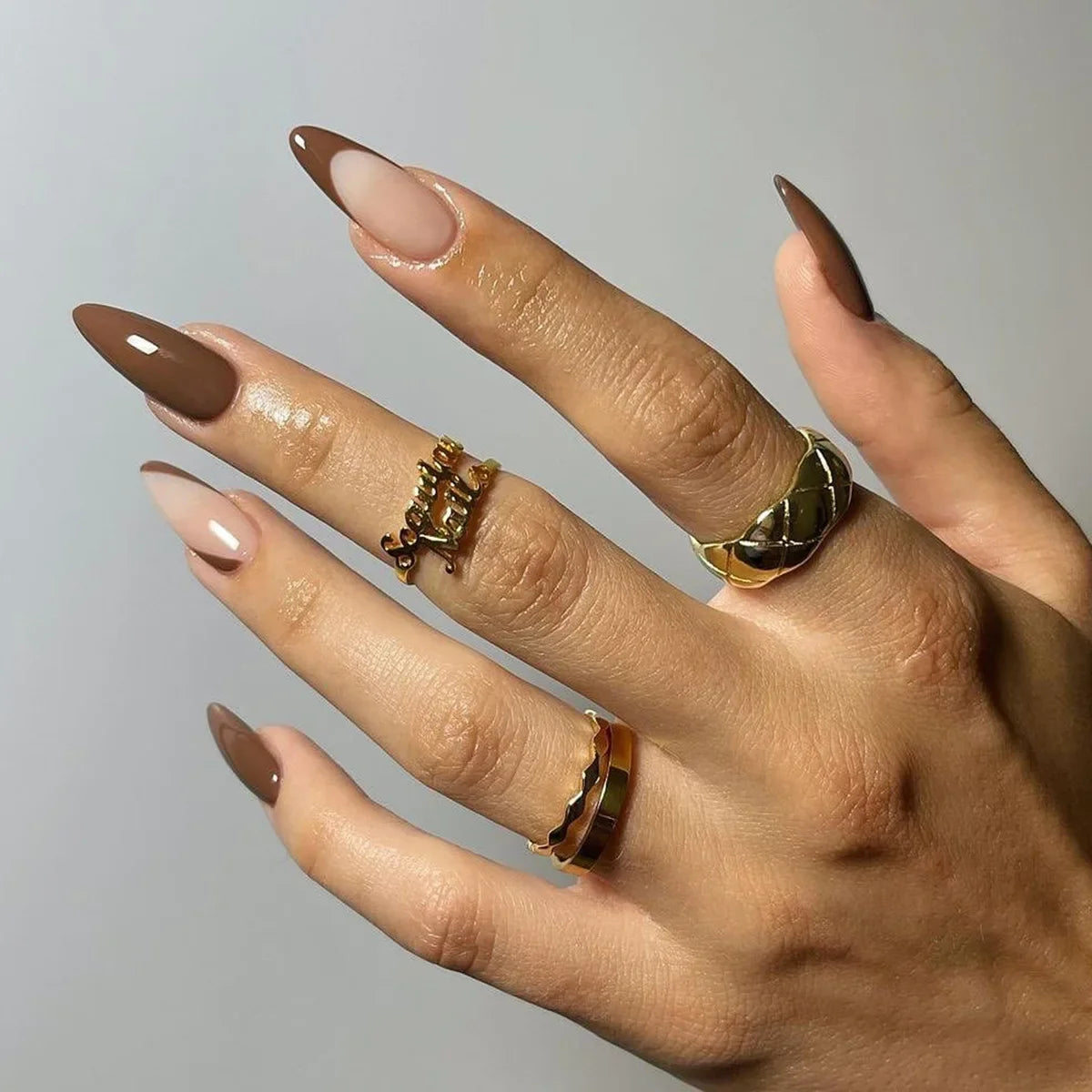 24Pcs Simple Green French False Nails Short Almond Fake Nails with Wave Line Design Wearable Round Head Press on Nail Tips