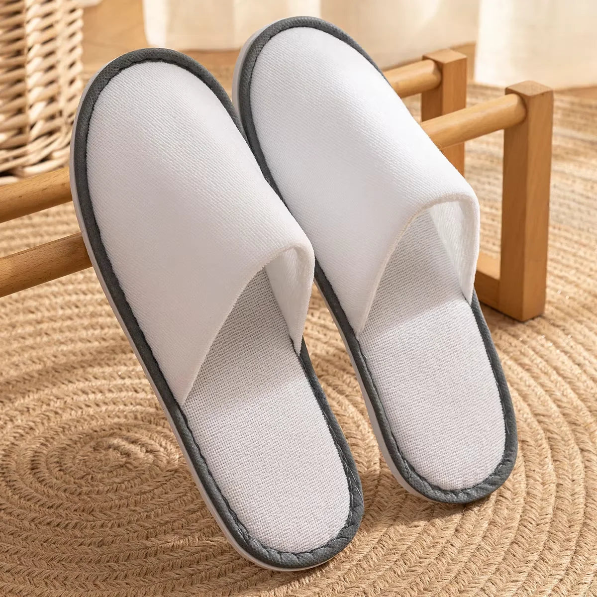 5-Pack Disposable Hotel Slippers – White, Closed-Toe, Non-Slip Bathroom Use | طقم 5 شباشب فندقية للاستعمال مرة واحدة – بيضاء، مغلقة من الأمام، مانعة للانزلاق