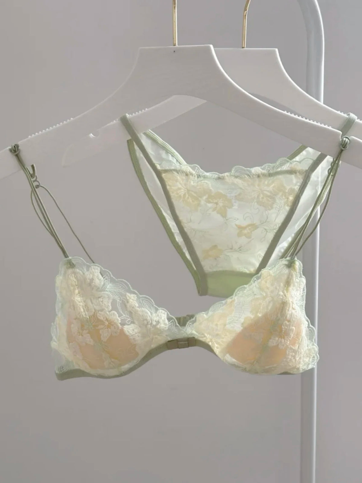 French Style Triangle Cup Bralette Embroidered Lace Wireless Hollow Out Pure Desire Lingerie Set CA MOYISU Lingerie Sensual Set