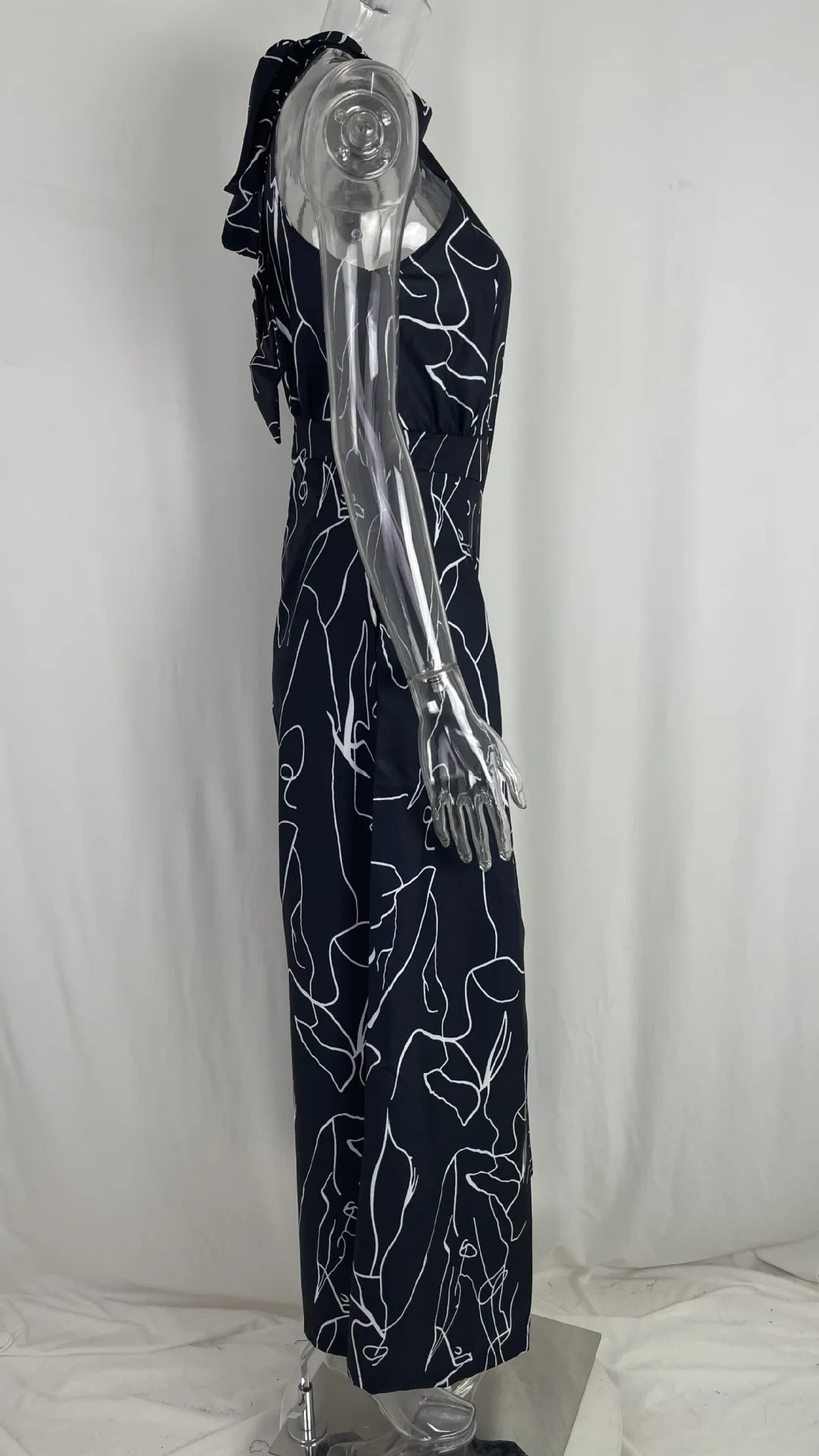 Summer Lace-Up Sleeveless Jumpsuit – Loose Fit with Geometric Print & Pockets | جمبسوت صيفي أنيق بدون أكمام برباط خصر ونقشة هندسية مع جيوب