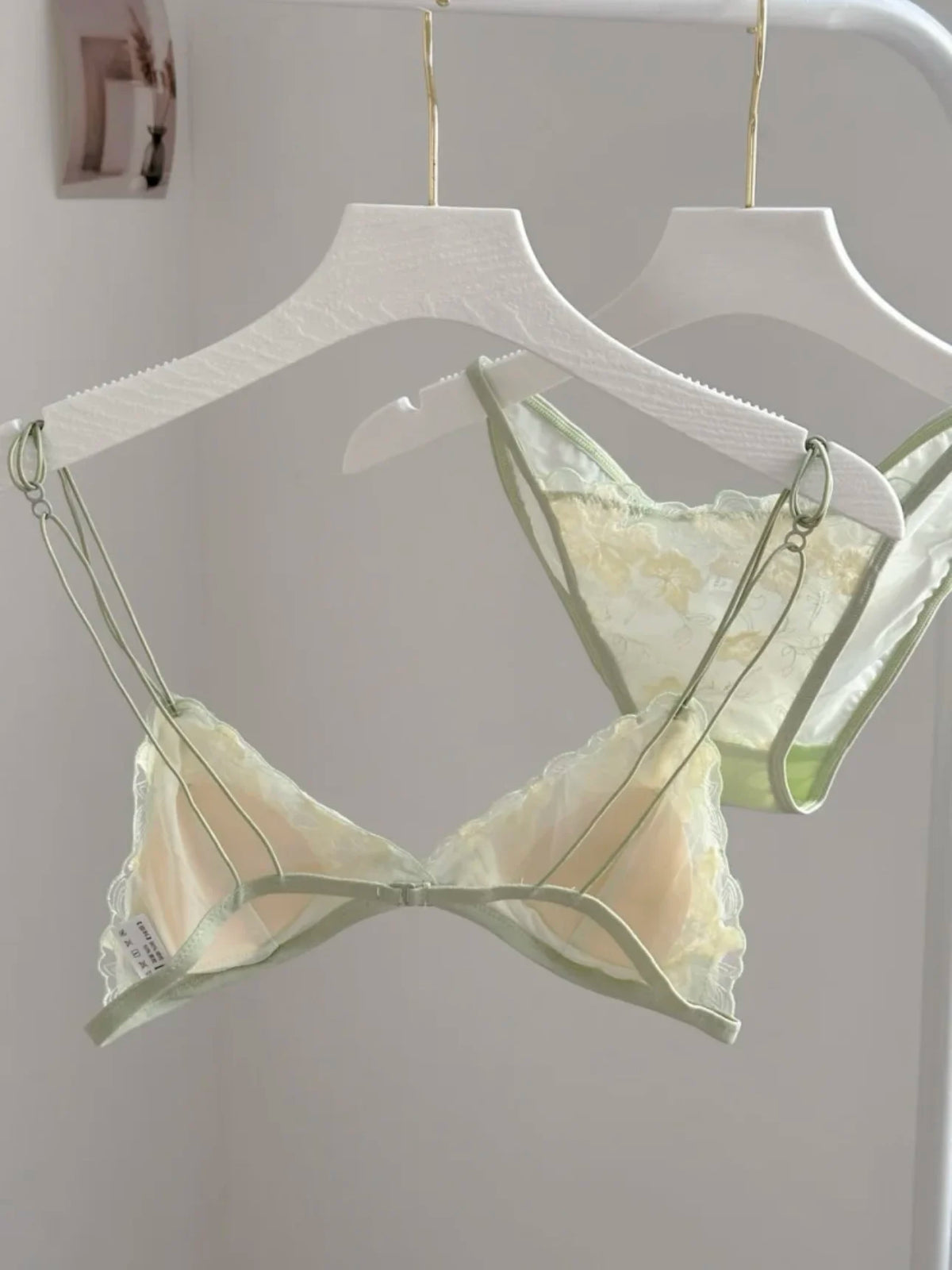 French Style Triangle Cup Bralette Embroidered Lace Wireless Hollow Out Pure Desire Lingerie Set CA MOYISU Lingerie Sensual Set