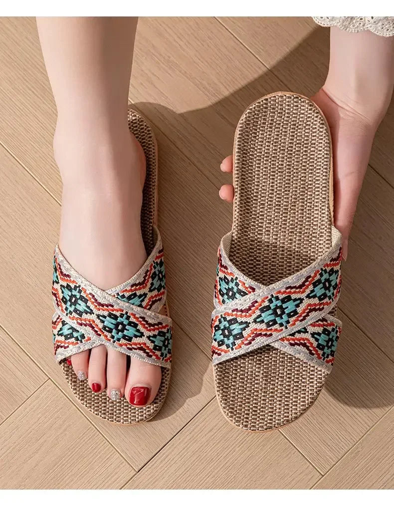 Open-Toe Crossed Linen Slippers – Unisex Summer Indoor Sandals | شباشب صيفية مفتوحة من الكتان للرجال والنساء – تصميم متقاطع مريح للمنزل
