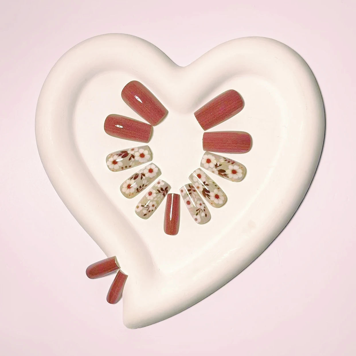 24 Pieces of Autumn and Winter Daisy Manicure, Gentle Brown Pure Color Wearable Nails