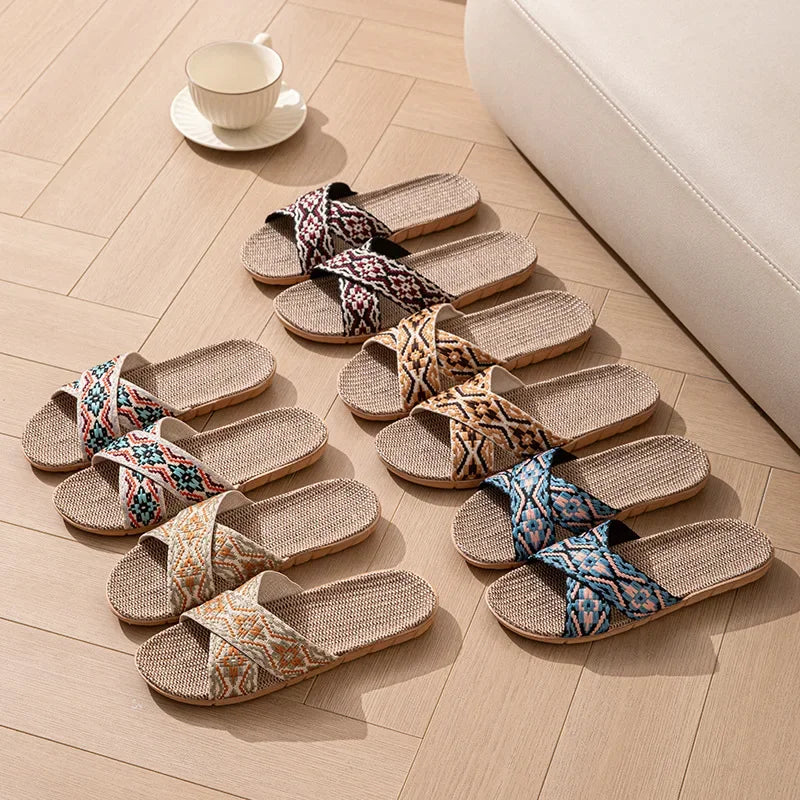 Open-Toe Crossed Linen Slippers – Unisex Summer Indoor Sandals | شباشب صيفية مفتوحة من الكتان للرجال والنساء – تصميم متقاطع مريح للمنزل