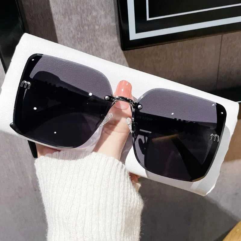 New 2026 Fashion Cool Sunglasses Women Luxury Brand Letters Anti Strong Light Vintage Rimless Sun Glasses Ladies Gafas UV400