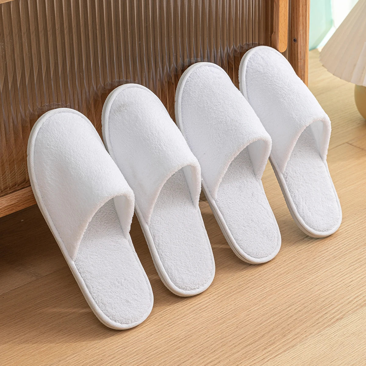 5-Pack Disposable Hotel Slippers – White, Closed-Toe, Non-Slip Bathroom Use | طقم 5 شباشب فندقية للاستعمال مرة واحدة – بيضاء، مغلقة من الأمام، مانعة للانزلاق