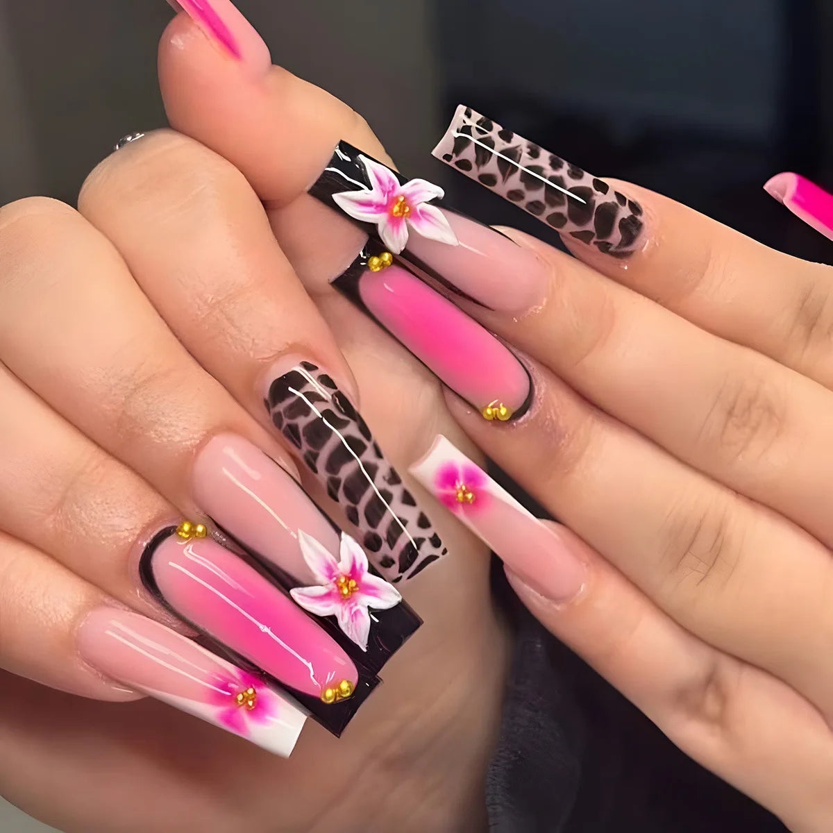 24pcs Green French Fake Nail Spring Summer Long Square Press on Nails Woman with Flower Design False Nail Sets Wearable Manicure