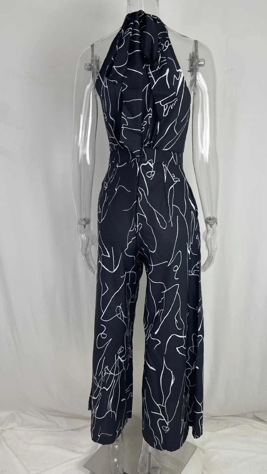 Summer Lace-Up Sleeveless Jumpsuit – Loose Fit with Geometric Print & Pockets | جمبسوت صيفي أنيق بدون أكمام برباط خصر ونقشة هندسية مع جيوب
