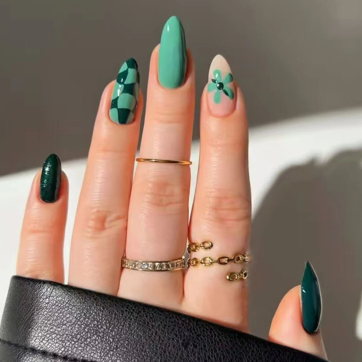Green Plaid Petals Pure Color Manicure Wearable Nails 24 Pieces