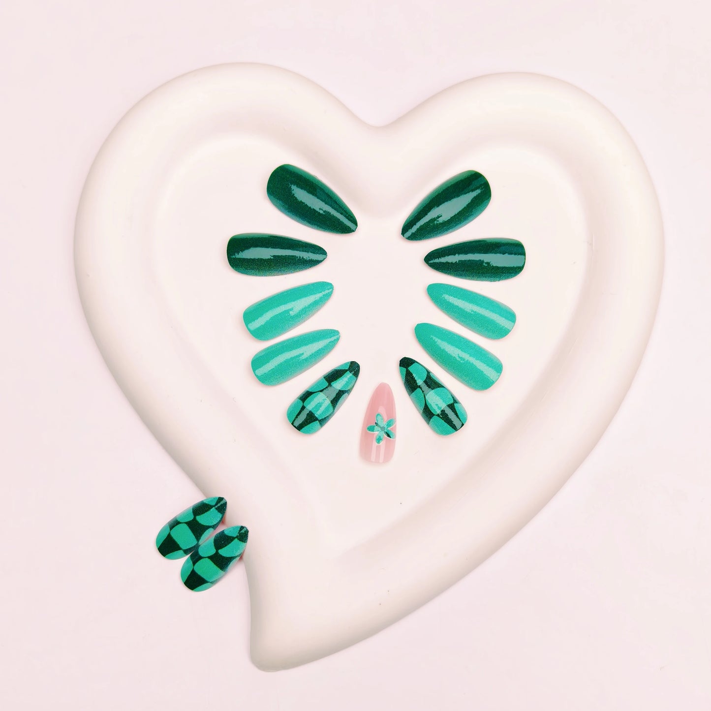 Green Plaid Petals Pure Color Manicure Wearable Nails 24 Pieces