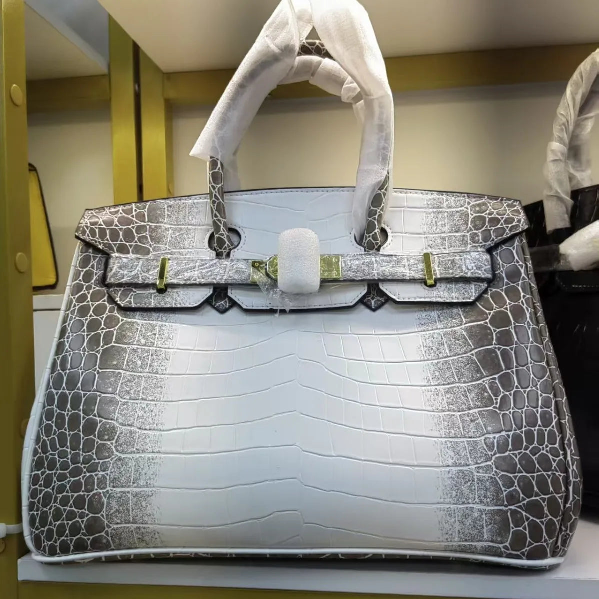 2026 New Model Crocodile Pattern Platinum Handbag – Gold Buckle