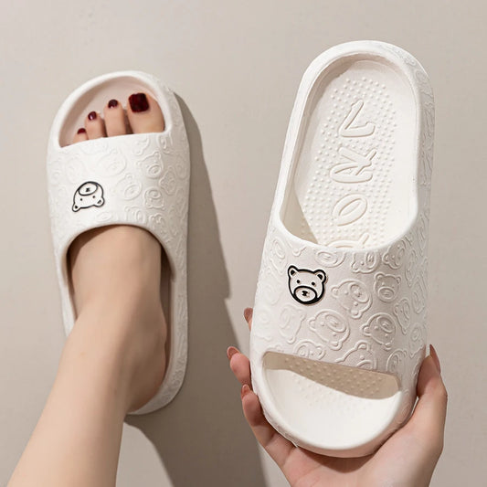 Cute Bear Cartoon Slippers – Unisex Soft Indoor/Outdoor Summer Sandals | شباشب كرتونية بطبعة دب لطيف – صيفية مريحة للرجال والنساء، للاستخدام الداخلي والخارجي