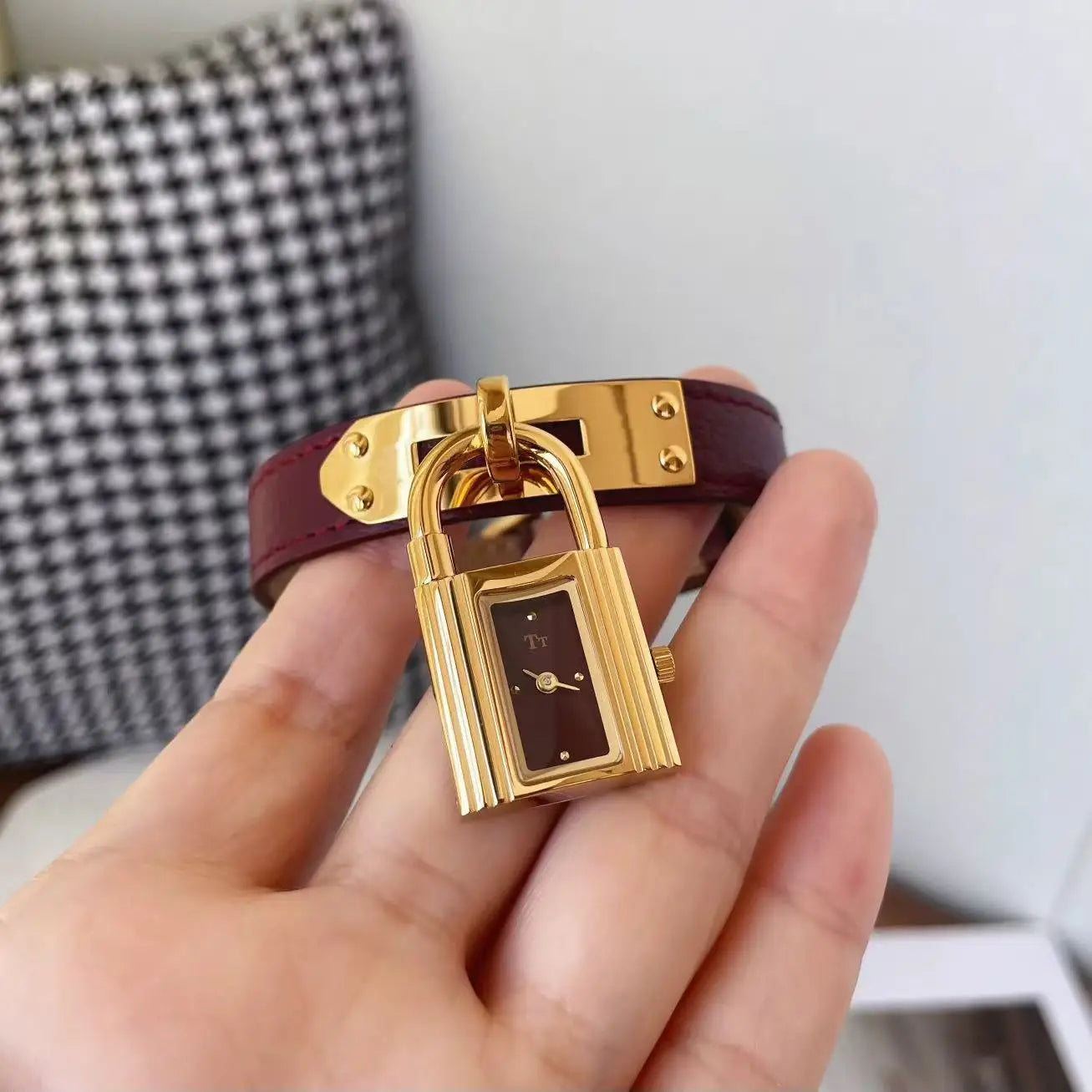 New Lock Dial Light Luxury Women’s Watch – Quartz