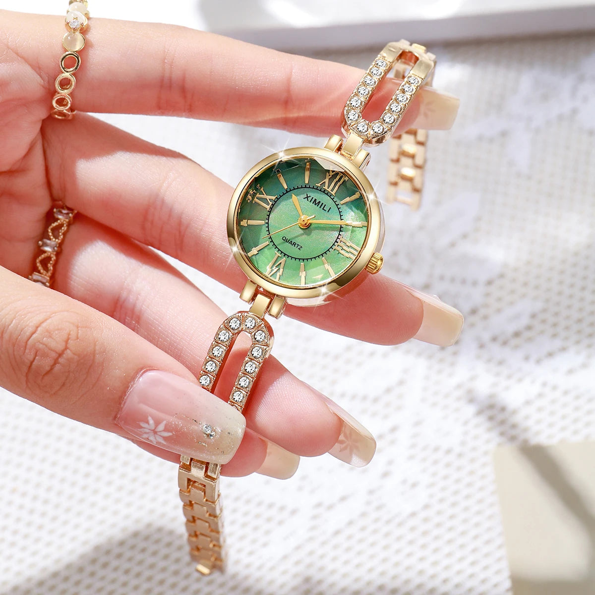 Fashion Roma Dial Women Quartz Watch Luxury Rhinestone Golden Bracelet Strap Ladies Wristwatches Relogio Feminino（Without Box）