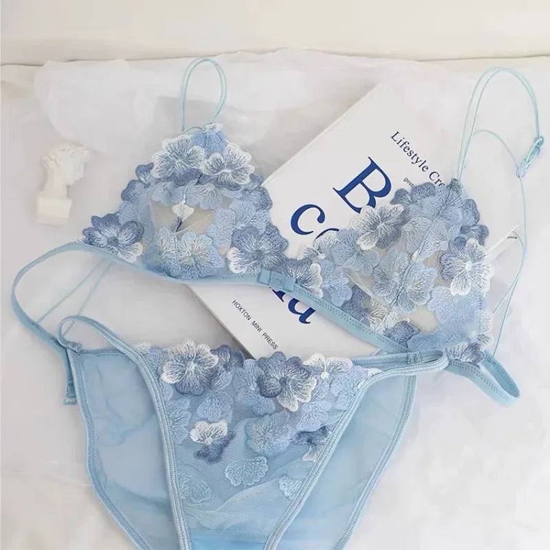 French Style Triangle Cup Bralette Embroidered Lace Wireless Hollow Out Pure Desire Lingerie Set CA MOYISU Lingerie Sensual Set