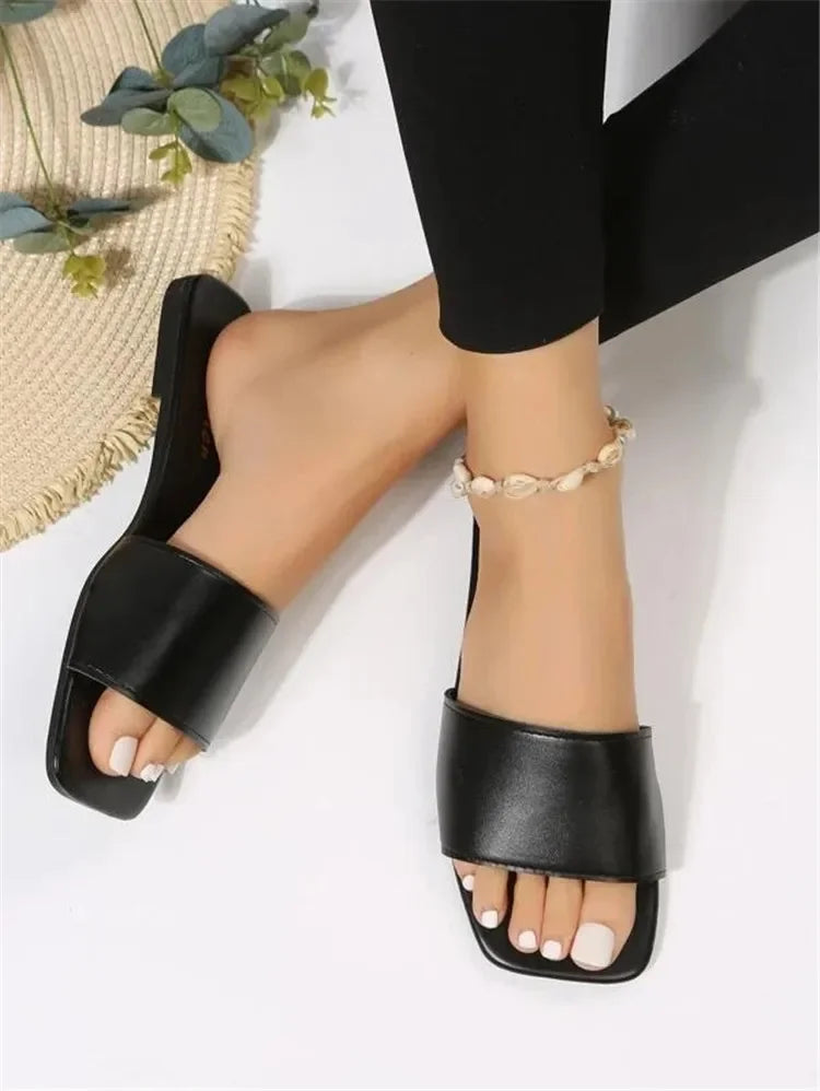 2023 Fashion Minimalist Slide Sandals – Women’s Open-Toe Beach Flats | شباشب نسائية صيفية 2023 – تصميم مينيمالي بحزام واحد مفتوحة من الأمام