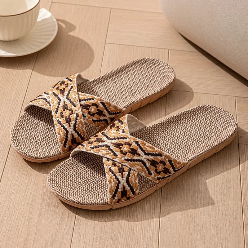Open-Toe Crossed Linen Slippers – Unisex Summer Indoor Sandals | شباشب صيفية مفتوحة من الكتان للرجال والنساء – تصميم متقاطع مريح للمنزل