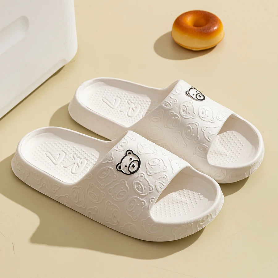 Cute Bear Cartoon Slippers – Unisex Soft Indoor/Outdoor Summer Sandals | شباشب كرتونية بطبعة دب لطيف – صيفية مريحة للرجال والنساء، للاستخدام الداخلي والخارجي