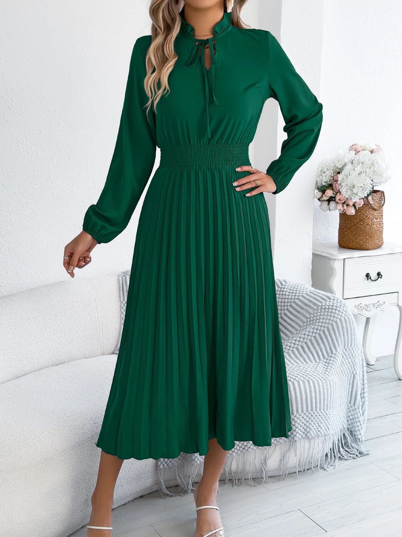 New Arrival Elegant V-Neck Lace-Up Pleated Maxi Dress – Autumn/Spring 2026