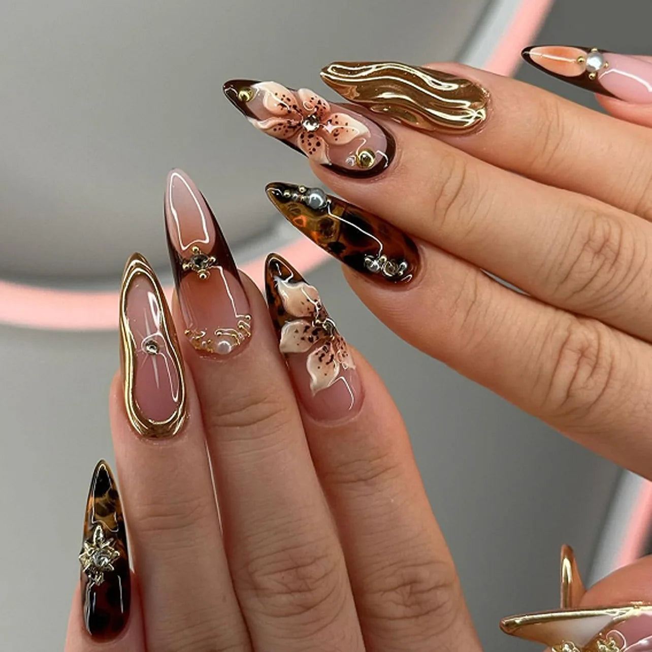 24Pcs Gold Ripple Brown Flowers Press On Nails with Rhinestones & Pearls أظافر لاصقة بتصميم زهور بنية وتموجات ذهبية مع اللؤلؤ والكريستال – 24 قطعة