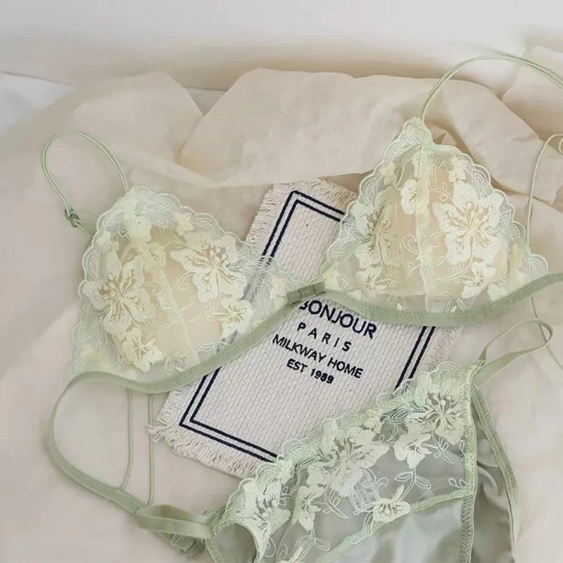 French Style Triangle Cup Bralette Embroidered Lace Wireless Hollow Out Pure Desire Lingerie Set CA MOYISU Lingerie Sensual Set