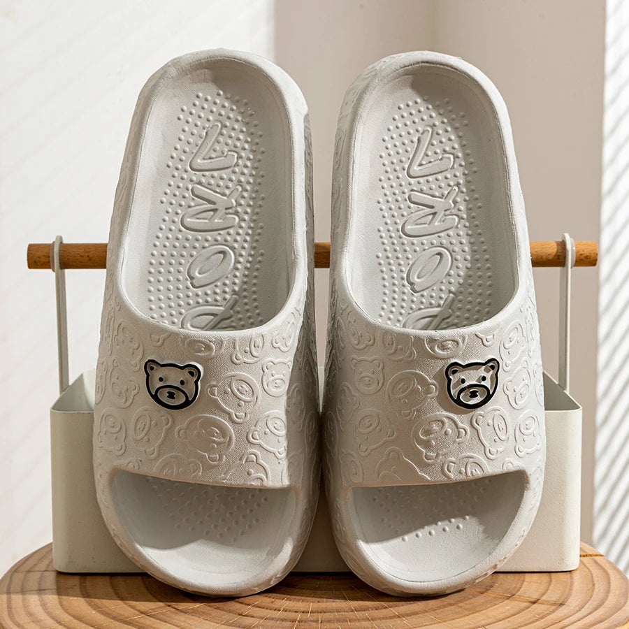 Cute Bear Cartoon Slippers – Unisex Soft Indoor/Outdoor Summer Sandals | شباشب كرتونية بطبعة دب لطيف – صيفية مريحة للرجال والنساء، للاستخدام الداخلي والخارجي