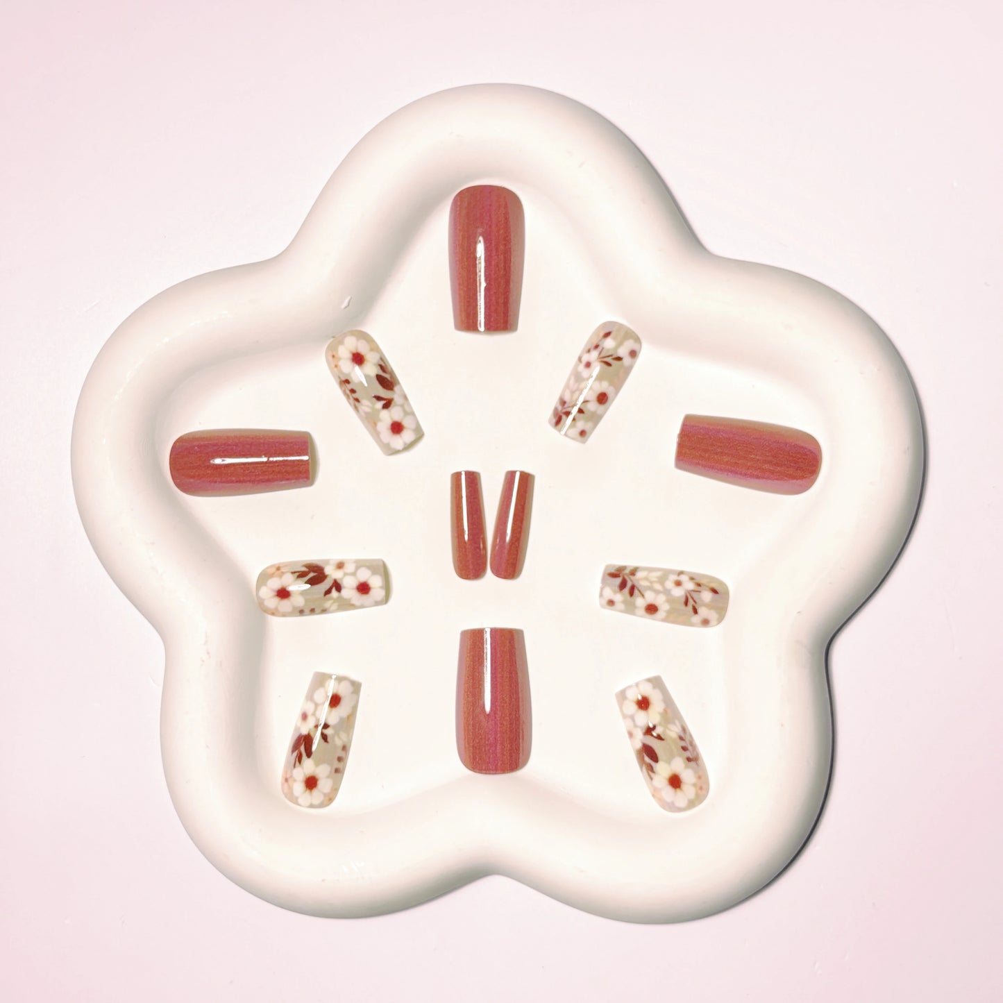 24 Pieces of Autumn and Winter Daisy Manicure, Gentle Brown Pure Color Wearable Nails