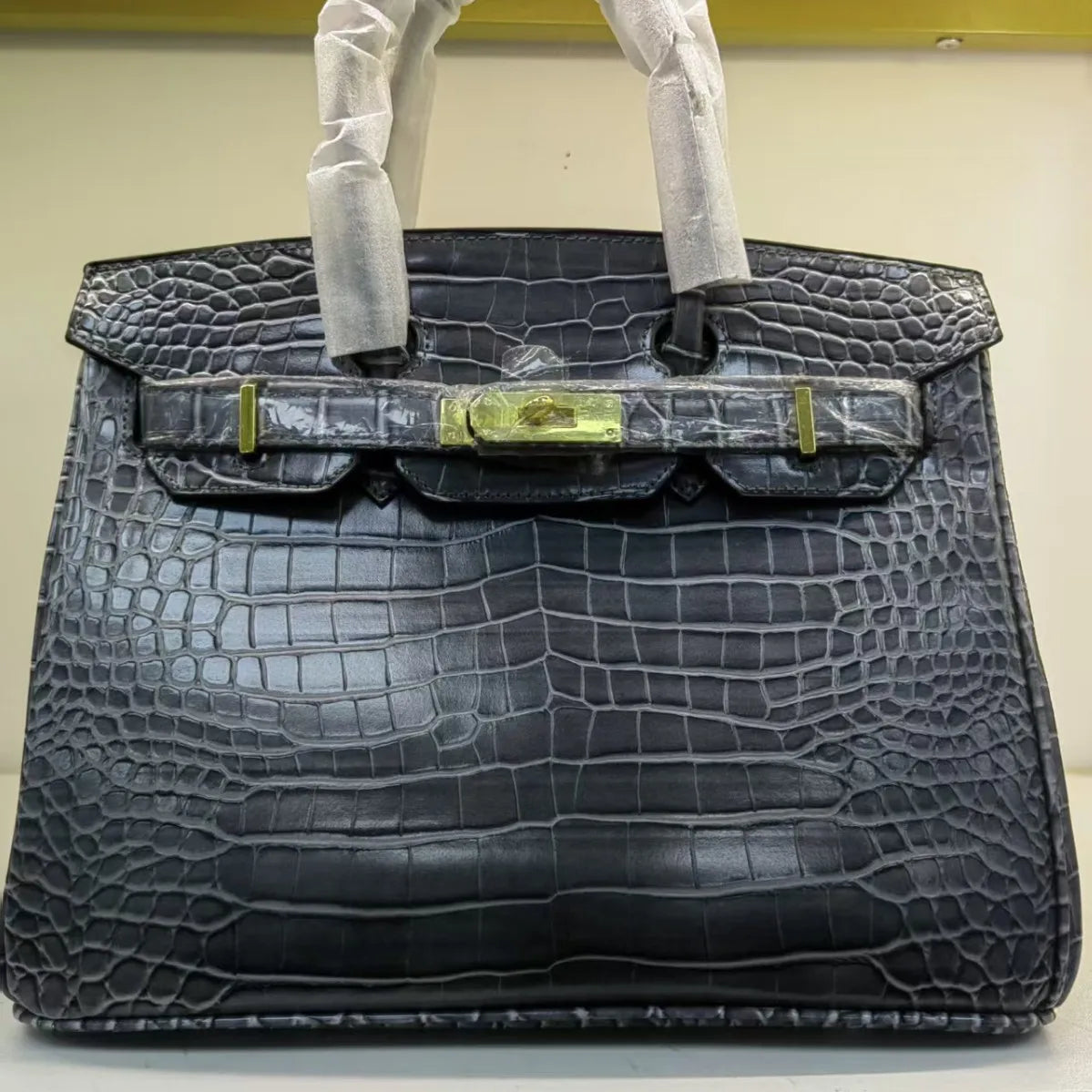 2026 New Model Crocodile Pattern Platinum Handbag – Gold Buckle