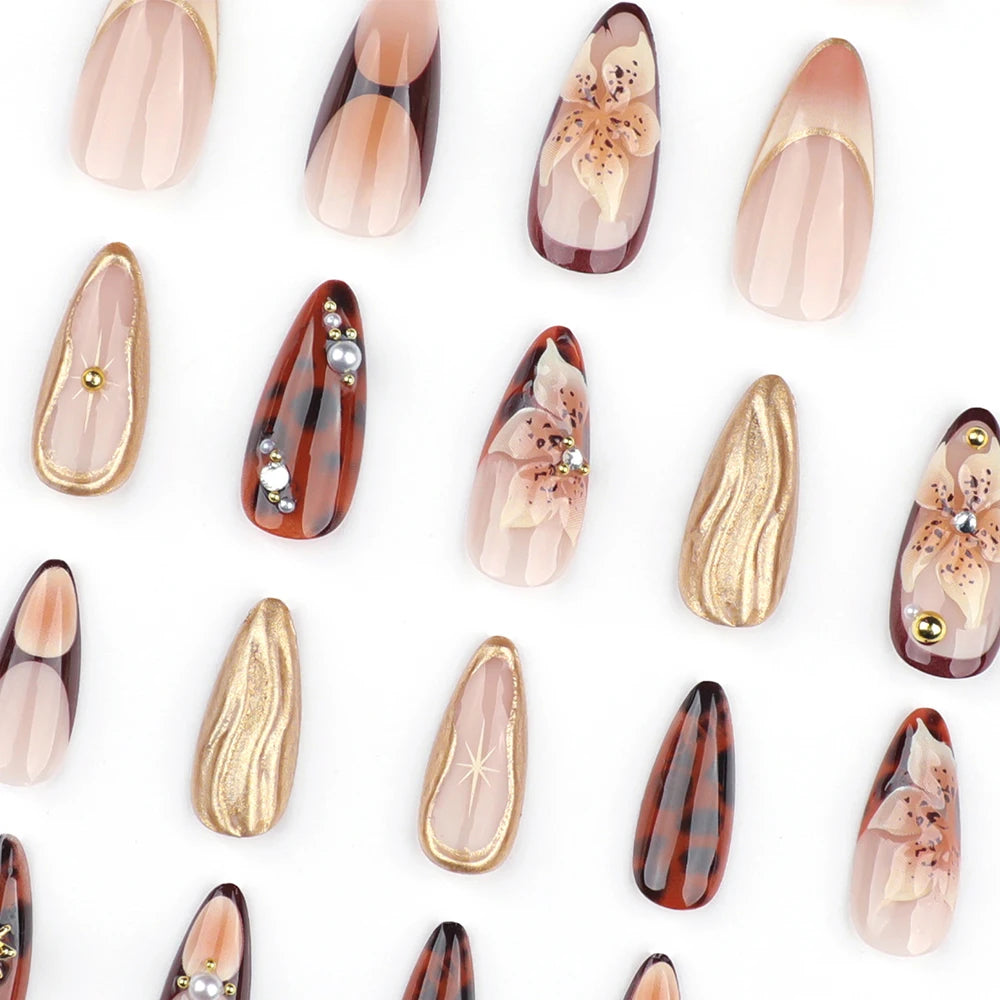 24Pcs Gold Ripple Brown Flowers Press On Nails with Rhinestones & Pearls أظافر لاصقة بتصميم زهور بنية وتموجات ذهبية مع اللؤلؤ والكريستال – 24 قطعة