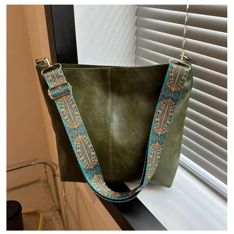 Women's retro large capacity Pu shoulder bag, fashionable crossbody bag, simple casual commuting bucket bag