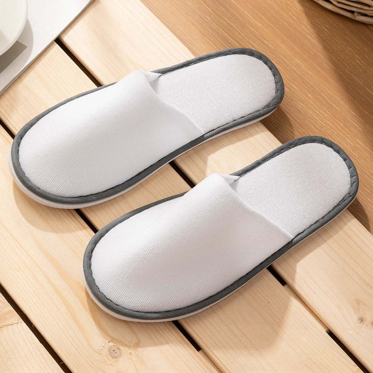 5-Pack Disposable Hotel Slippers – White, Closed-Toe, Non-Slip Bathroom Use | طقم 5 شباشب فندقية للاستعمال مرة واحدة – بيضاء، مغلقة من الأمام، مانعة للانزلاق