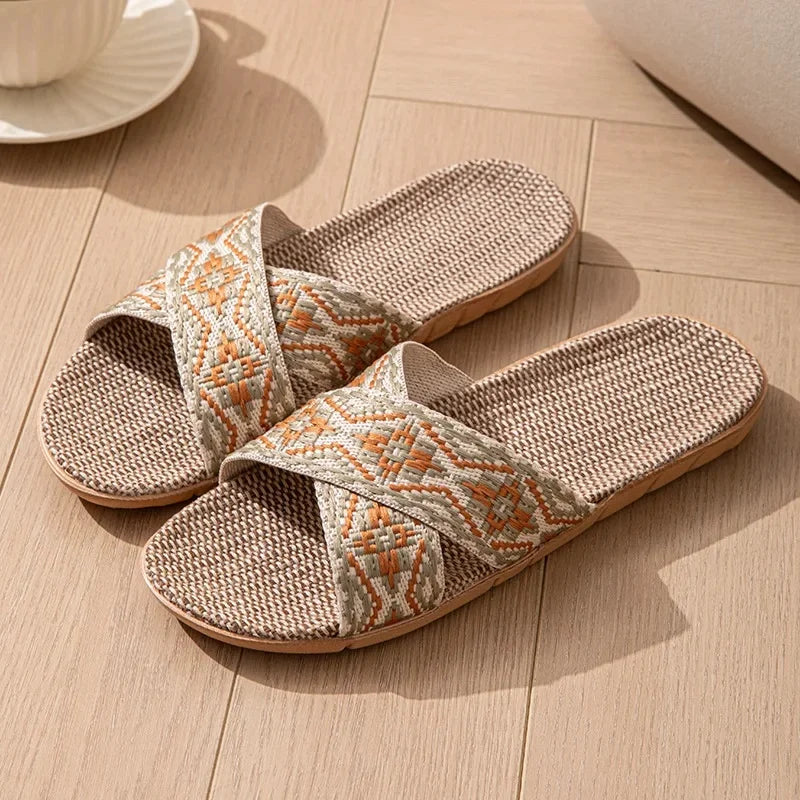 Open-Toe Crossed Linen Slippers – Unisex Summer Indoor Sandals | شباشب صيفية مفتوحة من الكتان للرجال والنساء – تصميم متقاطع مريح للمنزل
