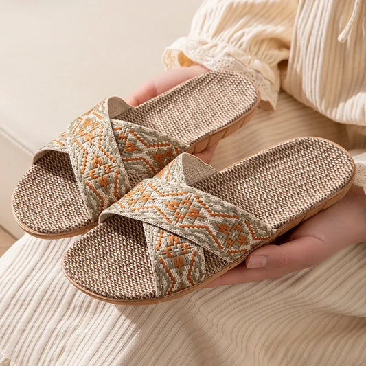Open-Toe Crossed Linen Slippers – Unisex Summer Indoor Sandals | شباشب صيفية مفتوحة من الكتان للرجال والنساء – تصميم متقاطع مريح للمنزل
