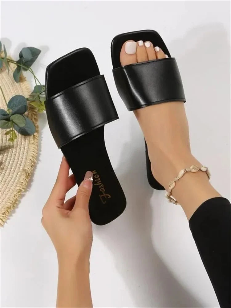 2023 Fashion Minimalist Slide Sandals – Women’s Open-Toe Beach Flats | شباشب نسائية صيفية 2023 – تصميم مينيمالي بحزام واحد مفتوحة من الأمام