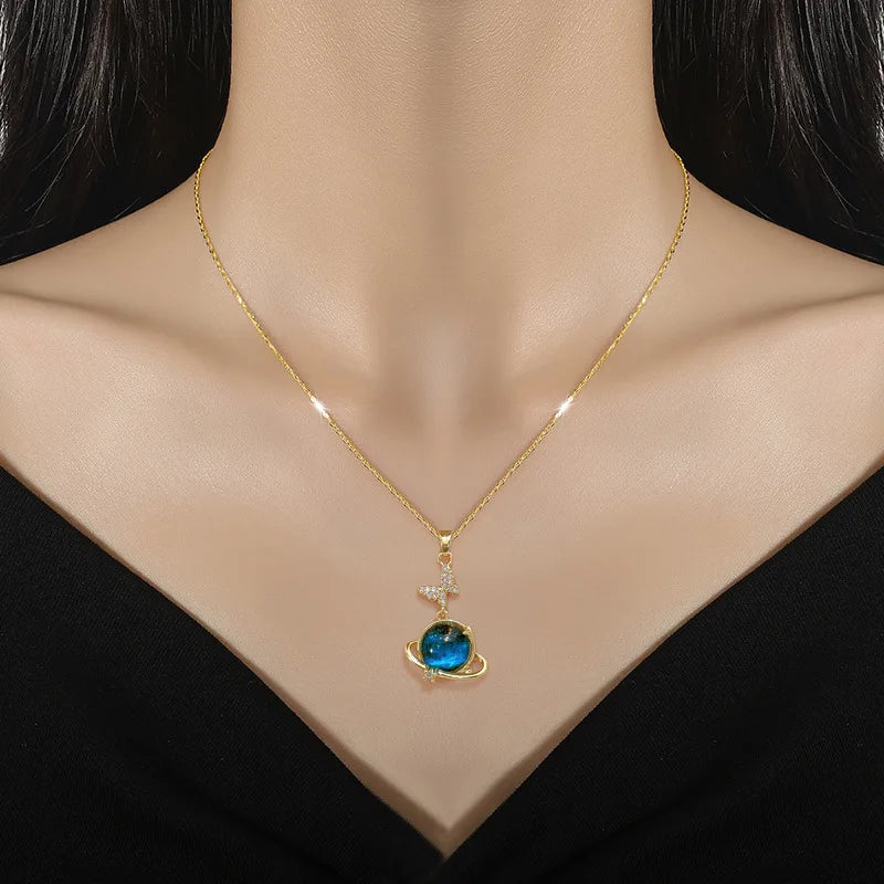 قلادة فاخرة بتصميم يواكب موضة أوائل الألفية، مزينة بسماء مرصعة بالنجوم وكوكب، بتفاصيل القمر والنجمة، متعددة الاستخدامات من الفولاذ المقاوم للصدأ، بسلسلة ترتدي على عظمة الترقوة