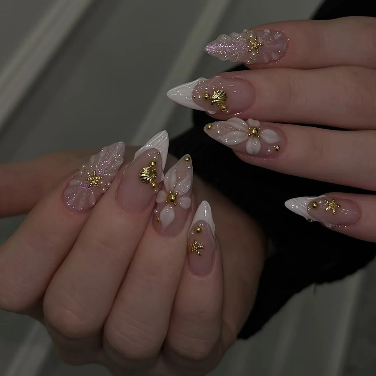 24Pcs French Flowers Pattern Almond Simple False Nails Set with Gloden Stripes Designs Detachable Finished Nails with Jelly Glue