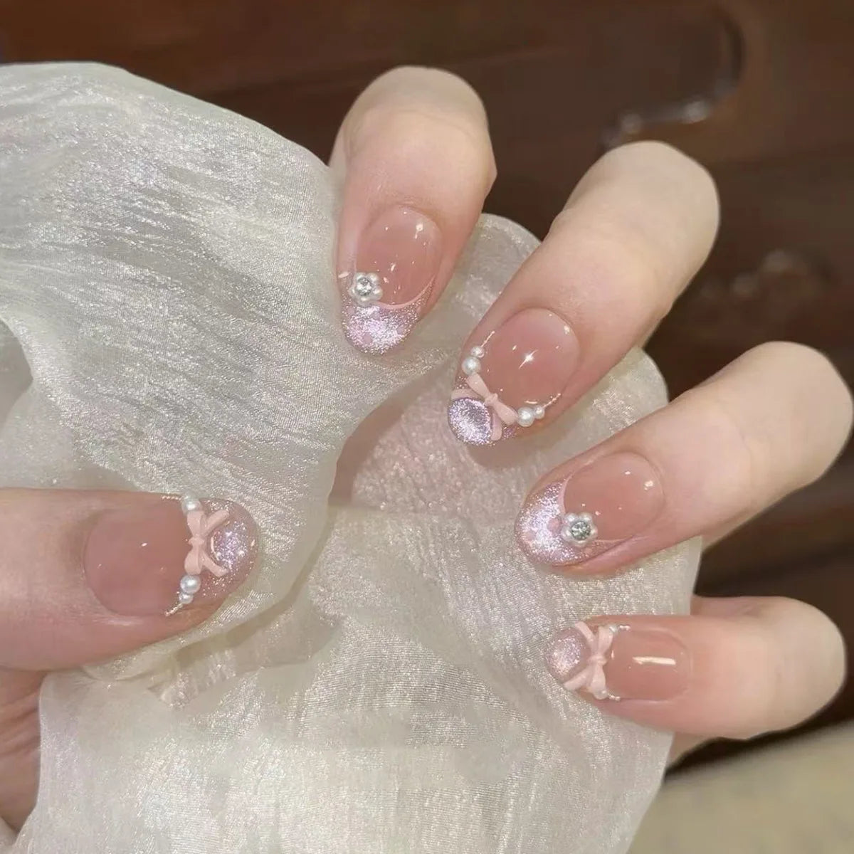 24Pcs Medium Short Square False Nails Glittering Nail Art White Wearable Fake Nail Silver French Full Cover Press on Nail Tips