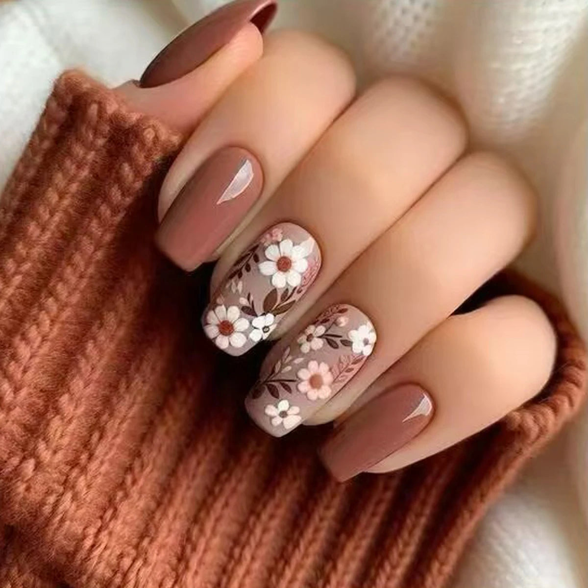 24 Pieces of Autumn and Winter Daisy Manicure, Gentle Brown Pure Color Wearable Nails