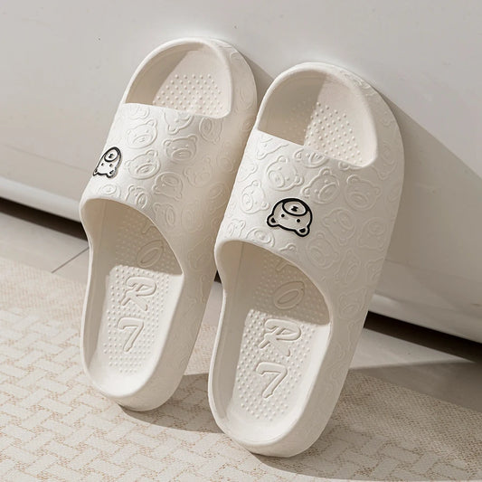 Cute Bear Cartoon Slippers – Unisex Soft Indoor/Outdoor Summer Sandals | شباشب كرتونية بطبعة دب لطيف – صيفية مريحة للرجال والنساء، للاستخدام الداخلي والخارجي