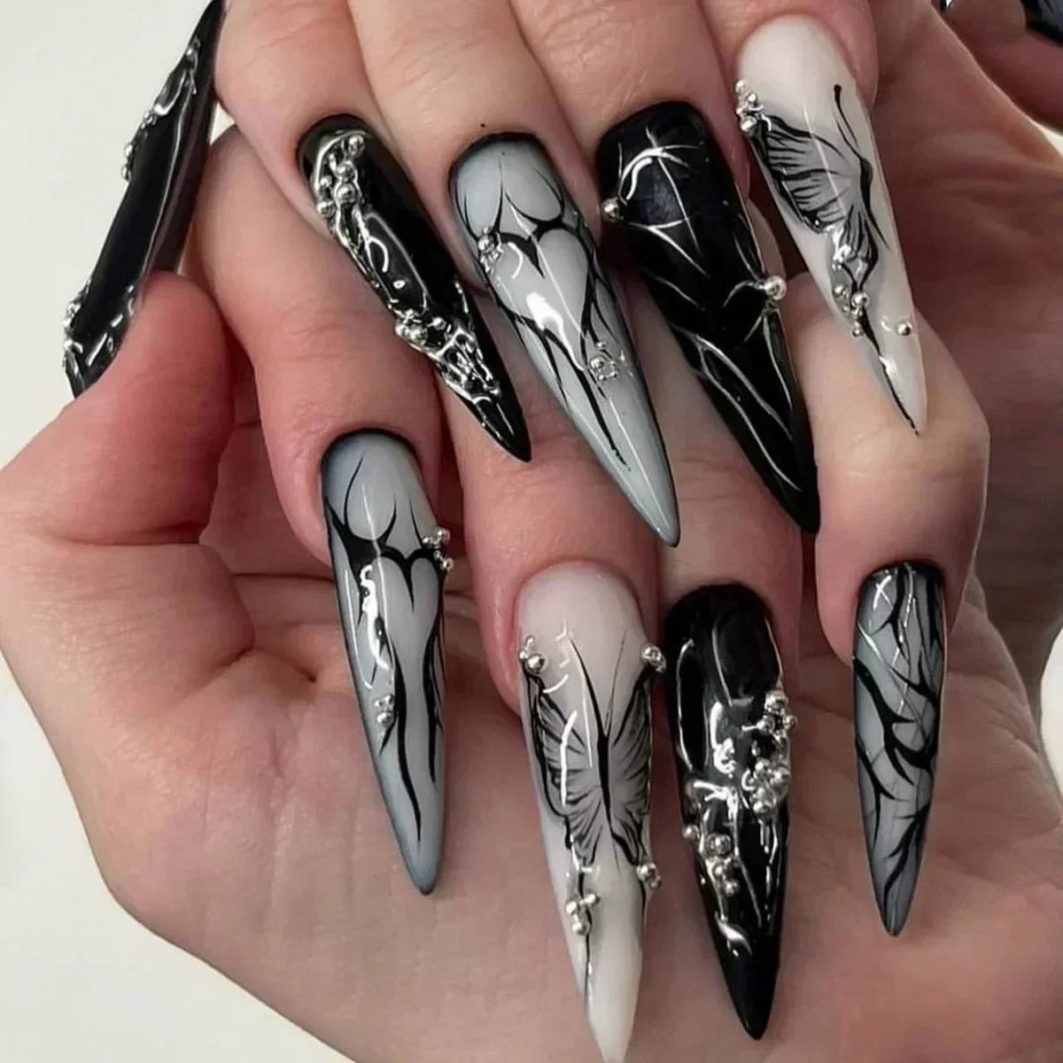 24 قطعة أظافر صناعية بشكل لوزي مع لاصق وديكور فضي – 24Pcs Almond Shape Fake Nails with Glue & Silver Bow Design
