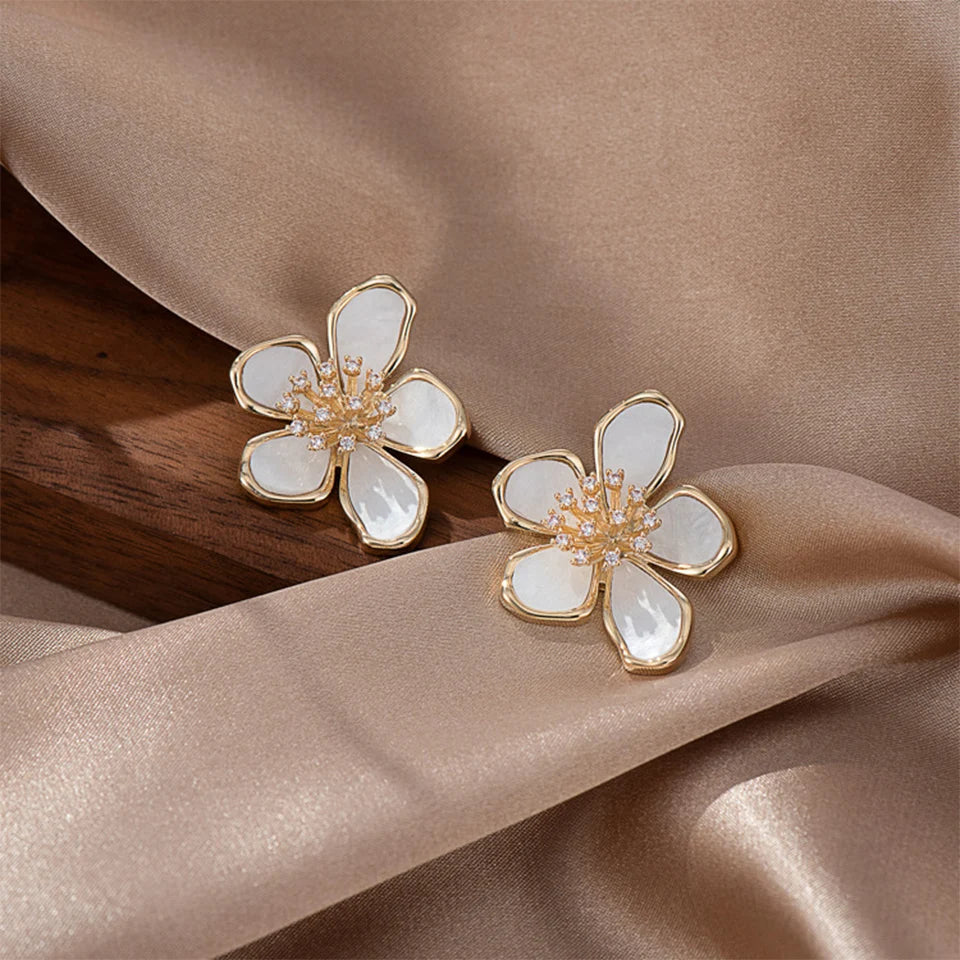 🌸 ZAKOL Elegant Flower Crystal Earrings | أقراط زهور راقية من زاكول – ستايل كوري ناعم للفتيات والنساء