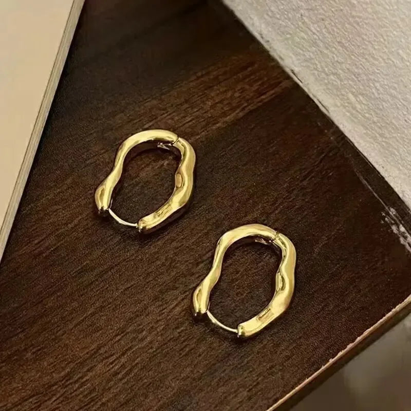 ✨ Gold & Silver Irregular Geometric Hoop Earrings 🔷 – Metallic Personalized Cool Party Jewelry for Women | حلق نسائي معدني هندسي غير منتظم باللونين الذهبي والفضي – إكسسوار عصري بسيط وأنيق للحفلات